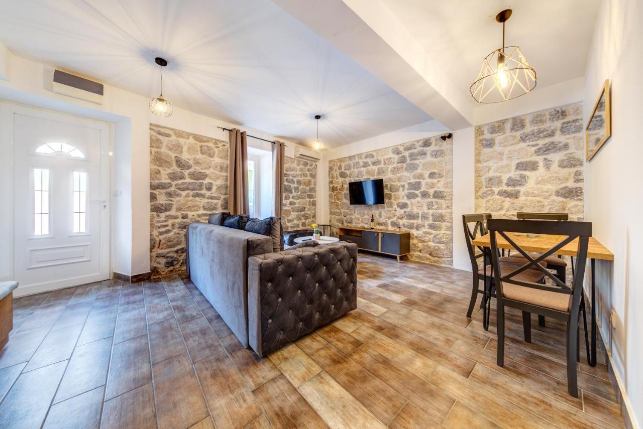 Happy Home Apartments Cattaro Esterno foto
